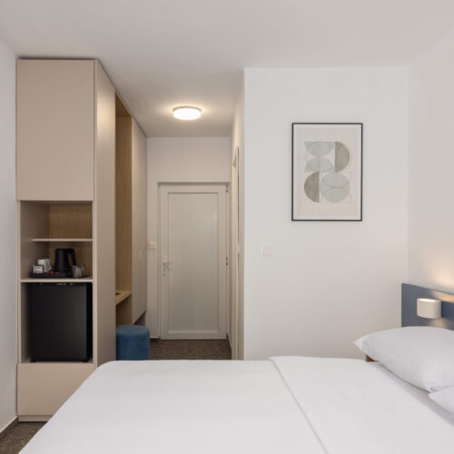 Standard double room with extra bed and balcony, annex