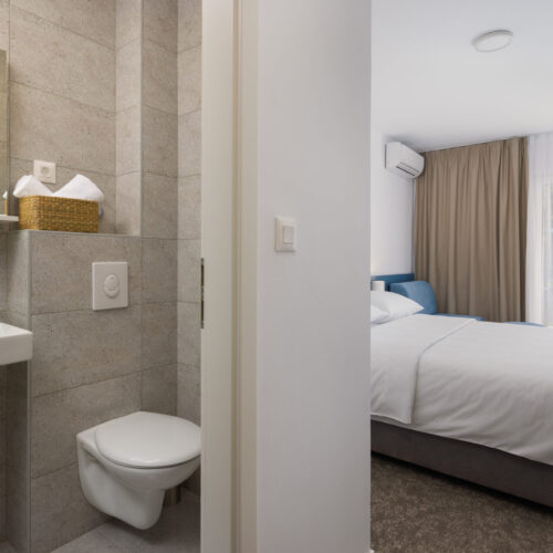 Standard double room with extra bed and balcony, sea side, annex