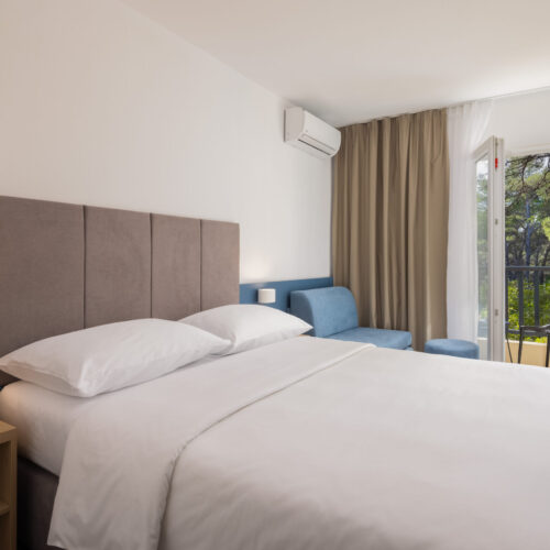 Standard double room with extra bed and balcony, sea side, annex