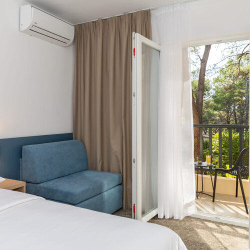 Standard double room with extra bed and balcony, sea side, annex