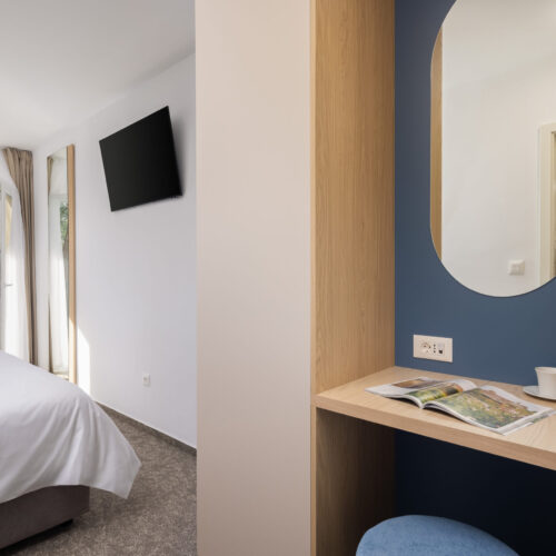 Standard double room with extra bed and balcony, sea side, annex